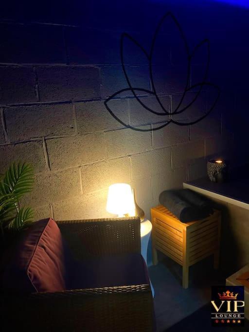 Vip Lounge Appartement Avec Jacuzzi Et Jardin Andenne Esterno foto